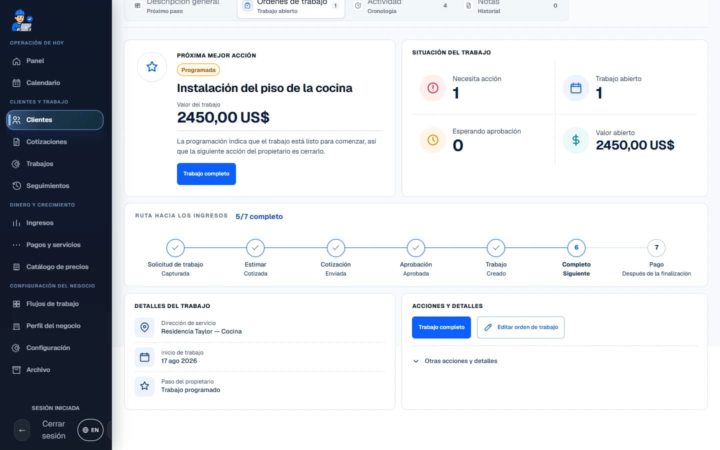 Espacio de trabajo de clientes de FieldCRM con ubicaciones, órdenes de trabajo, cola de cotizaciones y la próxima acción.